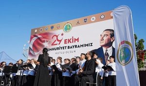 Cumhuriyetin Rüzgarı: İzmir’in Sahnesinde Zincirlenen Eser ve Sesler