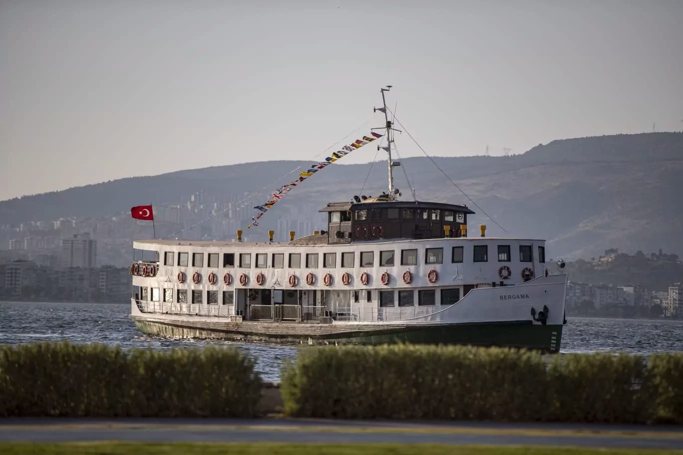 Denizden İzmir: Bergama Vapuru ile Rehberli Körfez Turları Yeniden Başladı