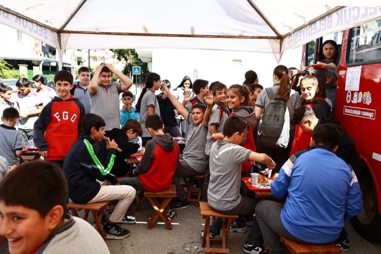Geleceğe Lezzet Taşıyan Dayanışma: Kent Lokantası Öğrenci Otobüsleriyle Öğle Yemeği Şenliği Başladı