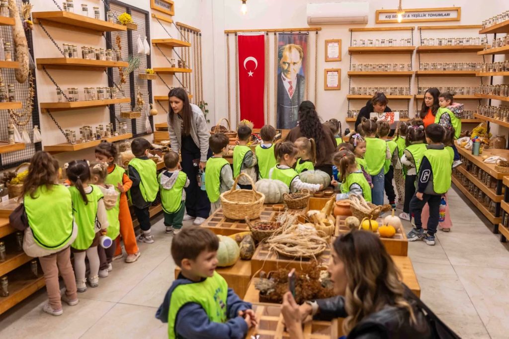 Gelecek İçin Toprağa Dokunan Çocuklar: Bornova’da Doğa Büyüyor