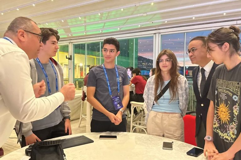 İzmir’de Genç Girişimcilerin Elektriğini Burayan Gözlemler: TEKNOLOJİYLE Aydınlanan Gelecek