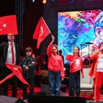 İzmir’in Bornova’sında Cumhuriyet Coşkusu: Fener Alayı’ndan Dev Sahneye, Selda Bağcan’la Şölenler ve Anlamlı Plaketler