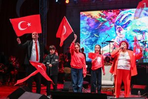 İzmir’in Bornova’sında Cumhuriyet Coşkusu: Fener Alayı’ndan Dev Sahneye, Selda Bağcan’la Şölenler ve Anlamlı Plaketler