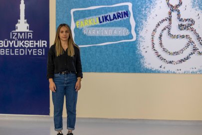 İzmir’in Engelleri Aşan Yürüyüş: Sesini Dünyaya Duyan Sahra Nur Akyıl'ın İlham Verici Hikayesi