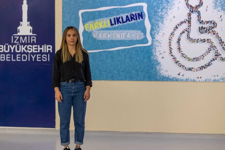 İzmir’in Engelleri Aşan Yürüyüş: Sesini Dünyaya Duyan Sahra Nur Akyıl’ın İlham Verici Hikayesi
