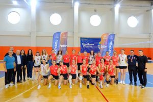 İzmir’in İki Kolda Şampiyonluk: İl Millî Eğitim Kadın Voleybolu Bölgeye Hazır
