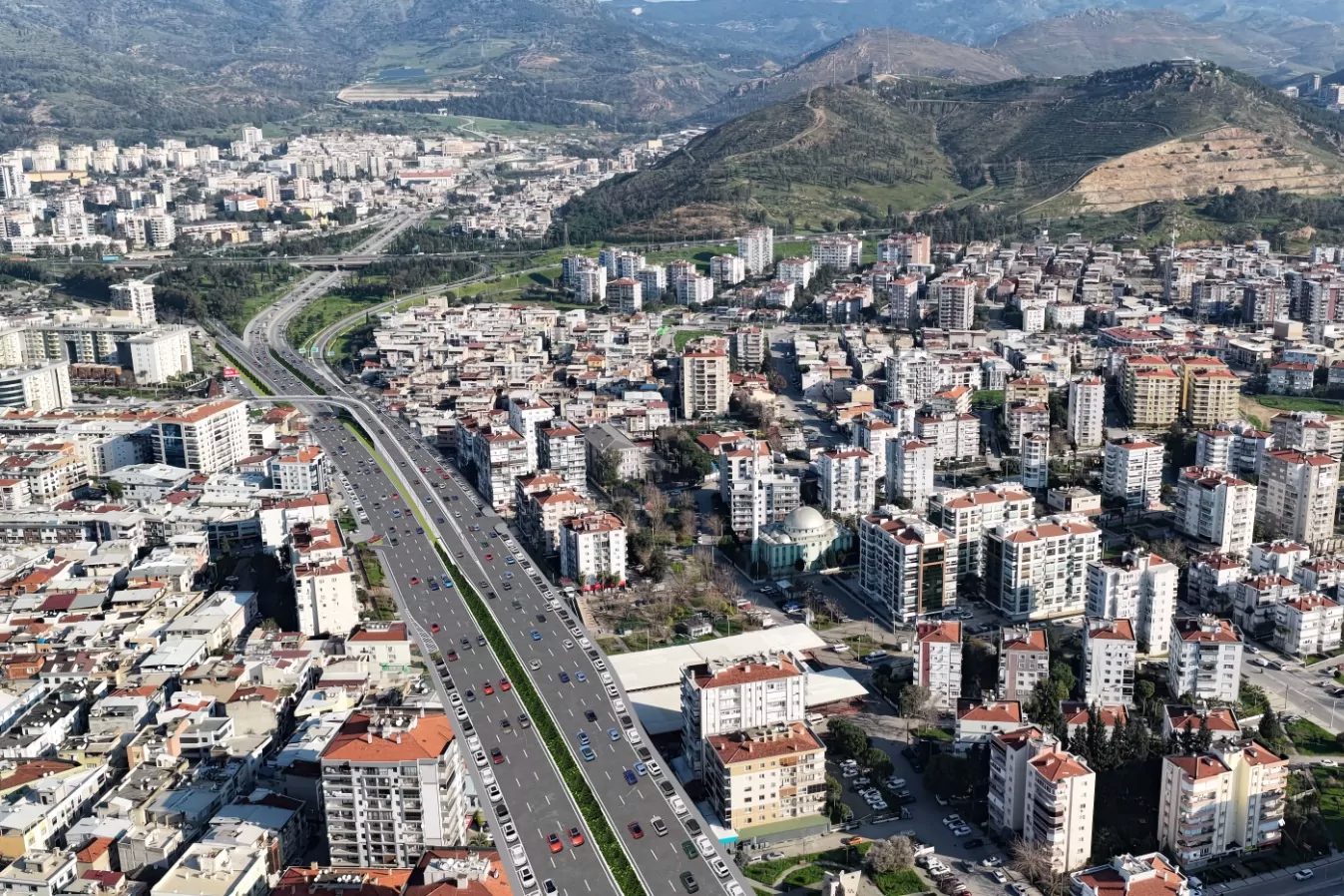 İzmir’in Yeni Üst Geçidiyle Girne ve Nazım Hikmet Bulvarı Arasında Genişletilen Ulaşım Ağı