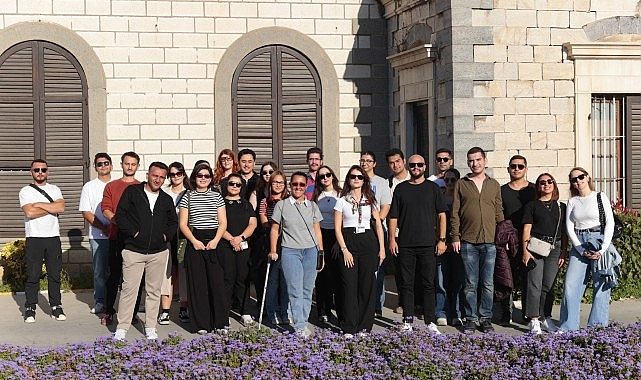 Kentin Sessiz Anılarıyla BuluşanGençlik: Alsancak Sokaklarında Zamanın İzlerini Süren Yolculuk