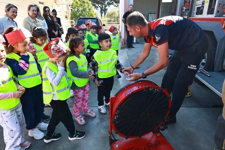 Miniklerle Yangın ve Afet Bilinci: Efes Selçuk Belediyesi Çocuk Atölyesi’nde İtfaiye Haftası Coşkusu