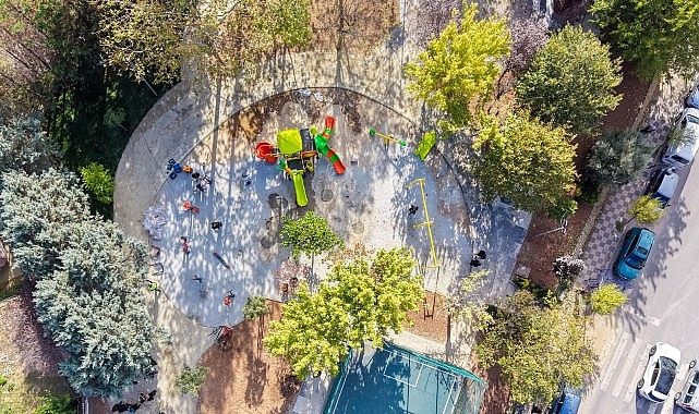 Narlıdere Parkı Yenileniyor: Çocuklar İçin Renkli Oyun Grupları, Açık Alan Sporları ve Güvenli Zeminlerle Şehrin Nabzı Yükseliyor